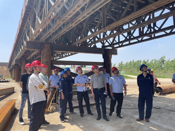 市交通运输执法大队到交投集团在建项目—杨湖至赛涧颍河大桥就钢栈桥施工方案进行调研学习